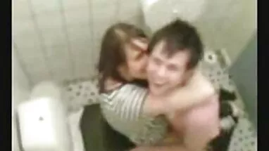 Nghi ngờ bà đã được web sex hoc sinh đưa đến phòng sau