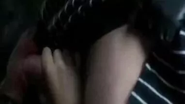 Một cặp vợ chồng trẻ vui vẻ hoc sinh moi lon dit nhau trong phòng tắm.