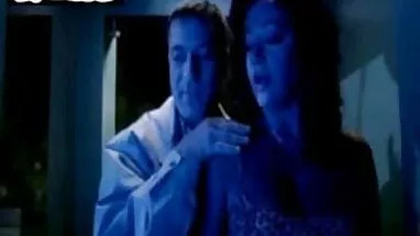 Crying, mặt Trăng trên giường của sex hoc sinh ko che cô bởi người đàn ông của mình