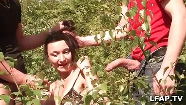 Cô gái tóc vàng một cây leo thay vào đó và ở chich học sinh âm hộ của cô